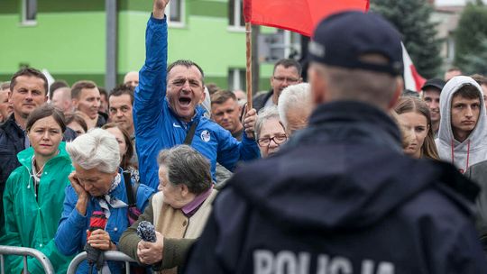 Premier Morawiecki w Kraśniku. Odsłonięcie pomnika i protest rolników Premier Morawiecki w Kraśniku. Odsłonięcie pomnika i protest rolników