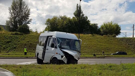 Wypadek na al. Witosa w Lublinie. Bus zderzył się z samochodem osobowym