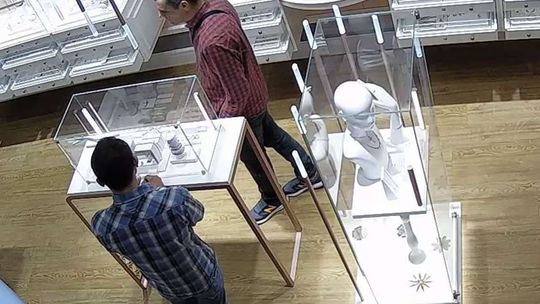 Z galerii handlowej zniknęła droga biżuteria. Szukają tych mężczyzn