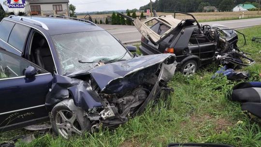 Czołowe zderzenie aut w Krupem