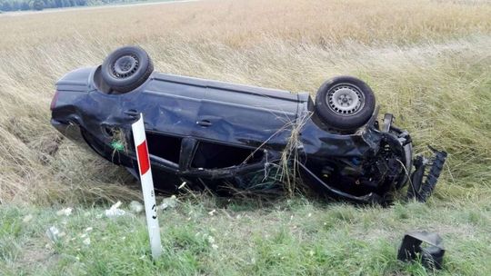 Dębowa Kłoda: Dachowanie na prostym odcinku drogi Dębowa Kłoda: Dachowanie na prostym odcinku drogi