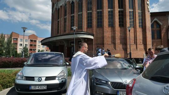 Kościół pw. Niepokalanego Poczęcia NMP na Bazylianówce: święcenie pojazdów Kościół pw. Niepokalanego Poczęcia NMP na Bazylianówce: święcenie pojazdów