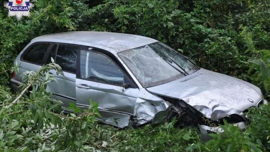 Gromada: BMW staranowało barierki i dachowało w krzakach