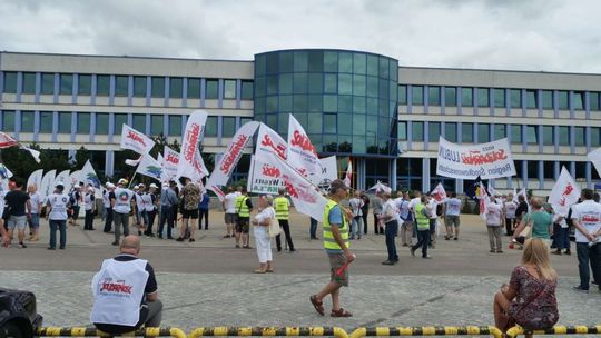 Pikieta w Puławach w obronie zwolnionego pracownika Azotów Pikieta w Puławach w obronie zwolnionego pracownika Azotów
