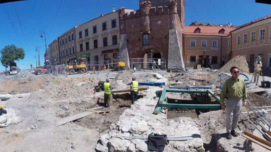 Przebudowa deptaka. Odkrycia koło Bramy Krakowskiej