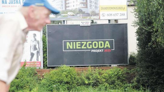 Plakaty polityków przed wyborami samorządowymi