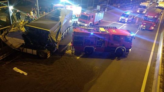 Wypadek w Kazimierzówce. Tir wjechał w ekrany akustyczne