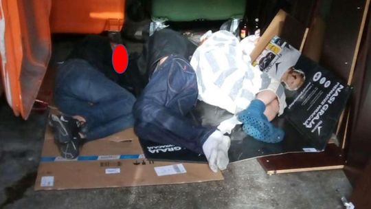 Bezdomni okupują altanę śmietnikową