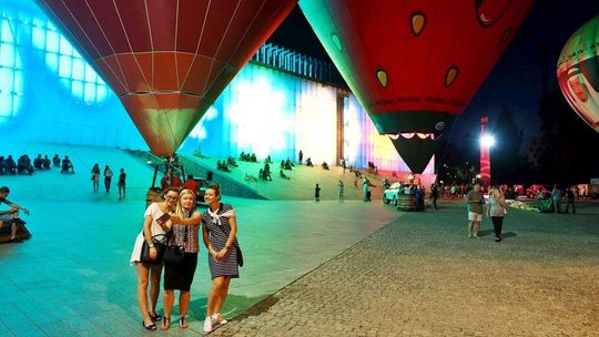 Nocny pokaz balonów przed CSK w Lublinie