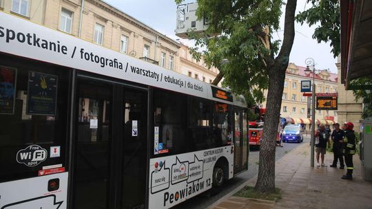 Lublin po burzy. Gałąź spadła na autobus