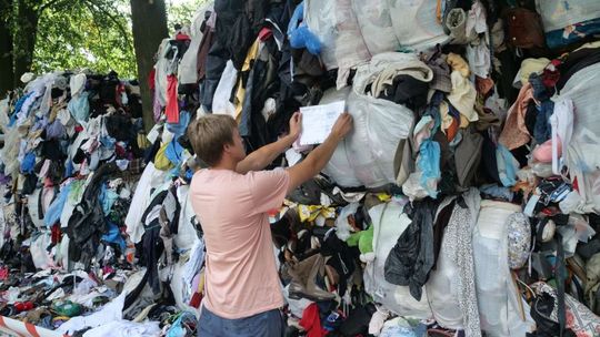 Sterta starych ubrań zalega przy wjeździe do Bełżyc.