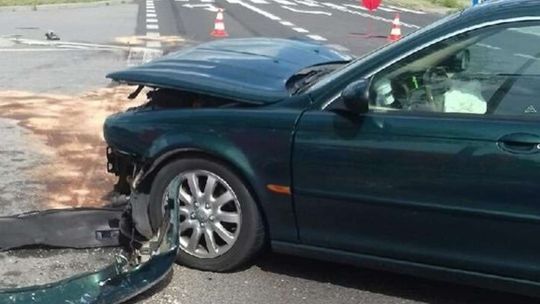 Zderzenie fiata z jaguarem. Dwie osoby nie żyją Zderzenie fiata z jaguarem. Dwie osoby nie żyją