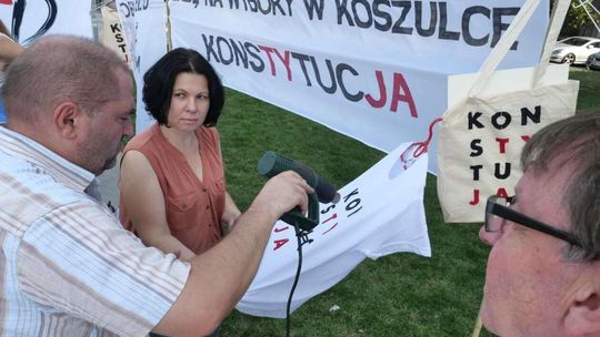  Punkt informacyjny KOD na pl. Litewskim: malowali słowo Konstytucja na koszulkach