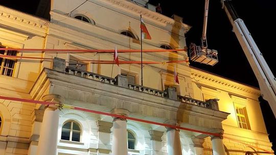 Open City 2018. Owinęli Ratusz i kościół czerwoną taśmą