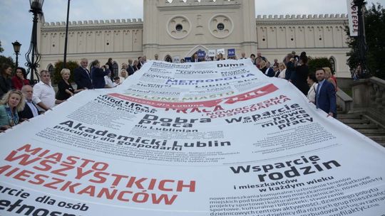 Konferencja Krzysztofa Żuka na schodach Zamku Lubelskiego