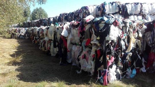 Tysiące ton sprasowanej odzieży pod Rykami