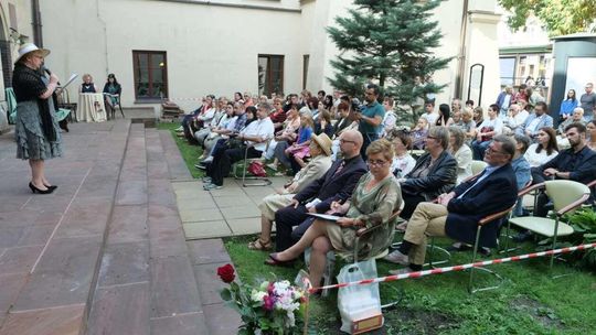 Narodowe Czytanie Przedwiośnia Stefana Żeromskiego przed budynkiem WBP Narodowe Czytanie Przedwiośnia Stefana Żeromskiego przed budynkiem WBP