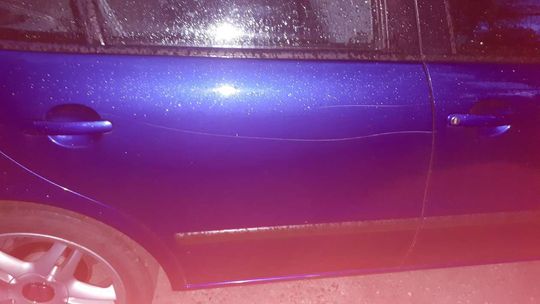 Samochód zniszczony na parkingu na Czechowie Samochód zniszczony na parkingu na Czechowie