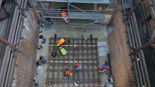 Montaż kraty bronnej na Bramie Krakowskiej