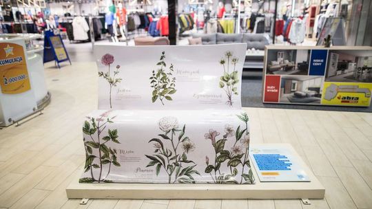 Ławki w kształcie ksiąg w Skende Shopping. Galeria rozda książki