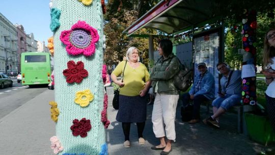 Lubelskie przystanki MPK ozdobione włóczką