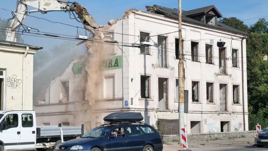 Wyburzanie kamienicy przy ul. Fabrycznej 8