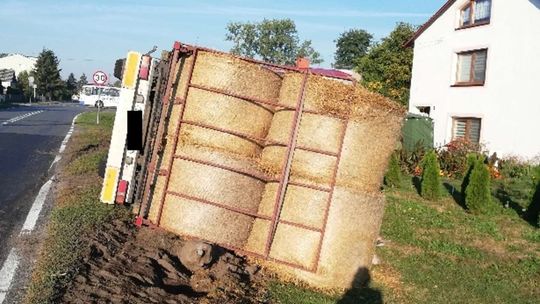 Drelów: Ciężarówka z belami słomy wywróciła się do rowu