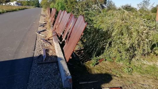 Dębowiec: Pijany kierowca staranował ogrodzenie i uciekł