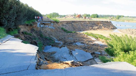 Droga zniknęła pod ziemią. Ale już ją odbudowali