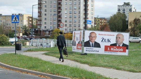 Plakaty wyborcze w pasie drogowym przy ul. Popiełuszki i Filaretów