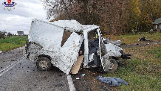 Wypadek w miejscowości Huta. Kierowca wypadł z auta Wypadek w miejscowości Huta. Kierowca wypadł z auta