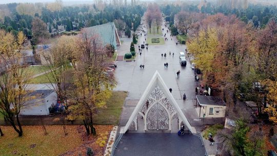 Cmentarz na Majdanku przed Dniem Wszystkich Świętych