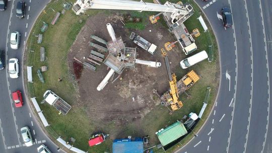 Trwa montaż Masztu Niepodległości na rondzie Dmowskiego