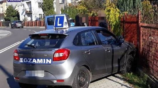 Wjechał w ogrodzenie na egzaminie na prawo jazdy