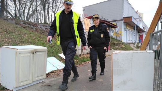 Śmieci na przystanku na Czubach