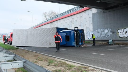 Al. Solidarności: Ciężarówka wywróciła się na drodze