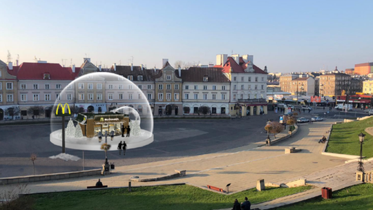 McDonalds w szklanej kuli stanie w Lublinie