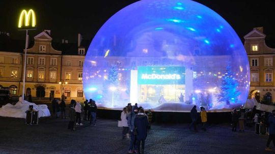 Szklana kula McDonald's na pl. Zamkowym