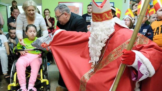Św. Mikołaj przywiózł prezenty pacjentom Uniwersyteckiego Szpitala Dziecięcego