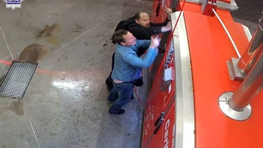 Włamanie do automatu myjni samochodowej w Puławach