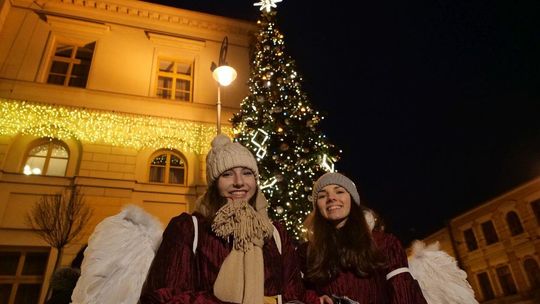 Choinka i iluminacje świąteczne na deptaku w Lublinie