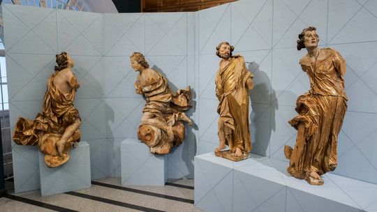 Odrestaurowane rzeźby ołtarzowe