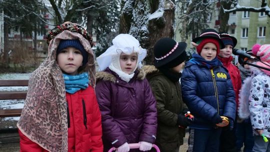 Wspólne ubieranie choinki na Os. Mickiewicza