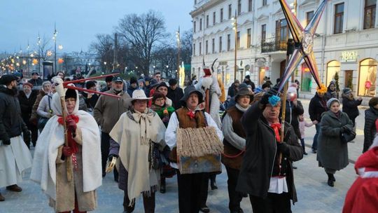 Jasełka w szopce i świąteczny korowód na deptaku