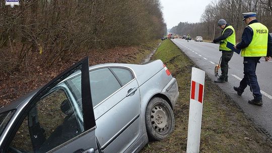 Dąbrowa Tomaszowska: Mężczyzna rozbił dwa samochody