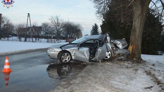 Podborcze: 20-latek rozbił się na drzewie