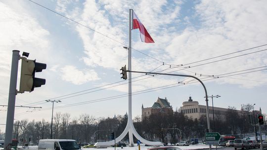 Zmiana flagi na Maszcie Niepodległości w Lublinie