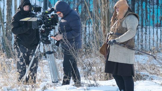 Ekipa filmowa serialu pt Korona królów w skansenie