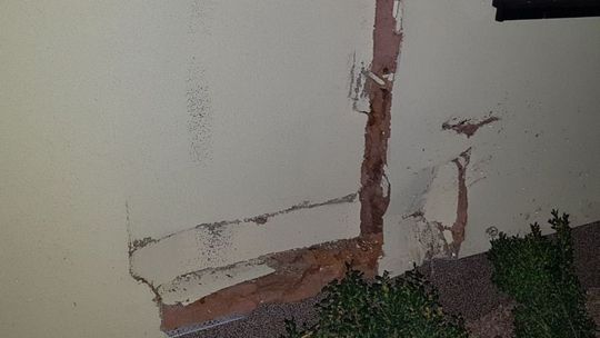 Pijany traktorzysta wjechał w dom i uciekł