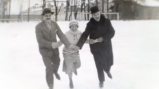 Już - po lodzie jak szkło - niczym strzała pomknęła